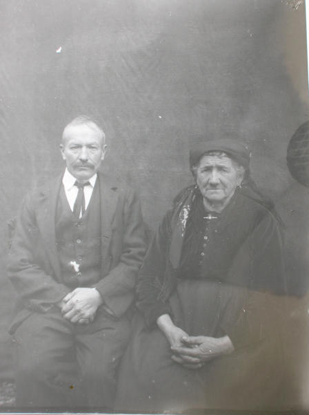Ritratto di marito e moglie in abiti tradizionali